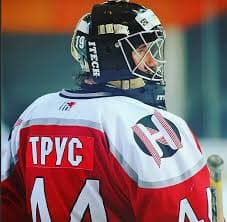 Трус играет в хоккей