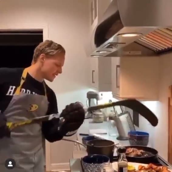 Защитник «Анахайма» на карантине готовит при помощи клюшки