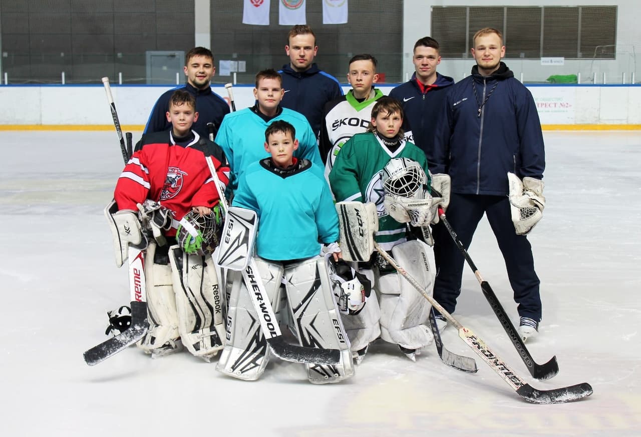 Вратари «Пинских ястребов» провели тренировку для воспитанников местной хоккейной школы